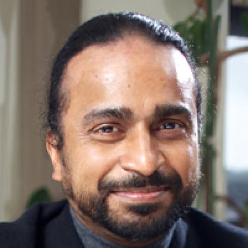Santosh Devasia headshot