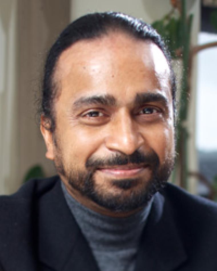 Santosh Devasia headshot