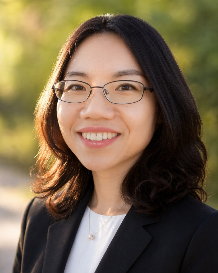 Weiwei Hu headshot